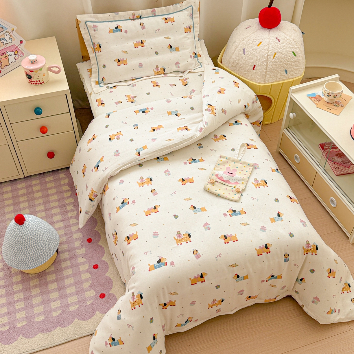 91家纺网 家纺一手货源 找家纺 简宜家居（朝初家纺） 2025新款幼儿园双层纱套件 奶黄腊肠狗