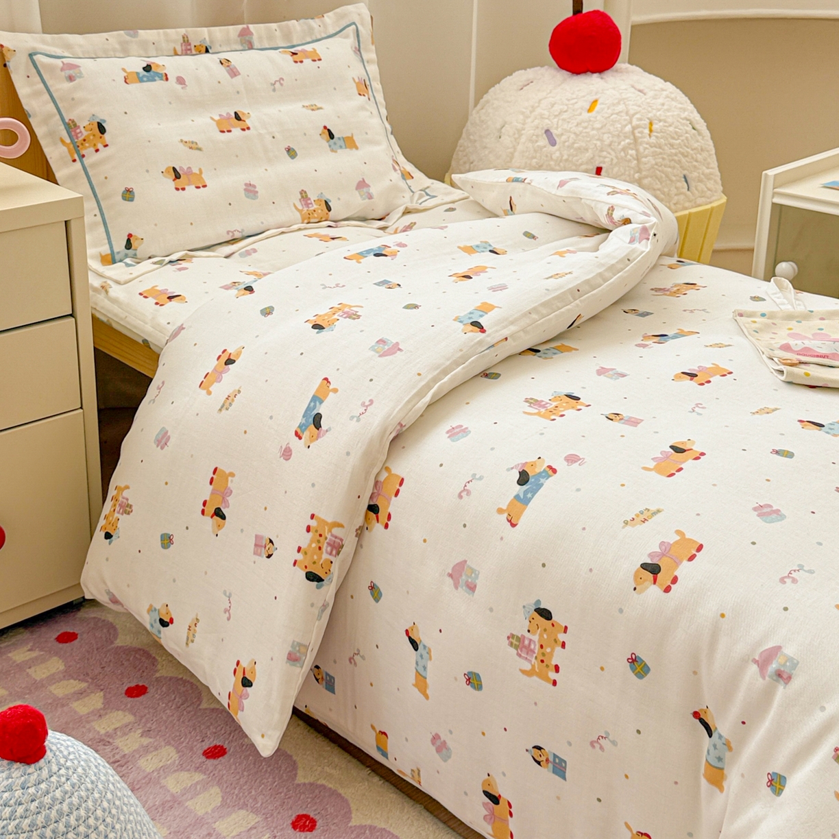 91家纺网 家纺一手货源 找家纺 简宜家居（朝初家纺） 2025新款幼儿园双层纱套件 奶黄腊肠狗