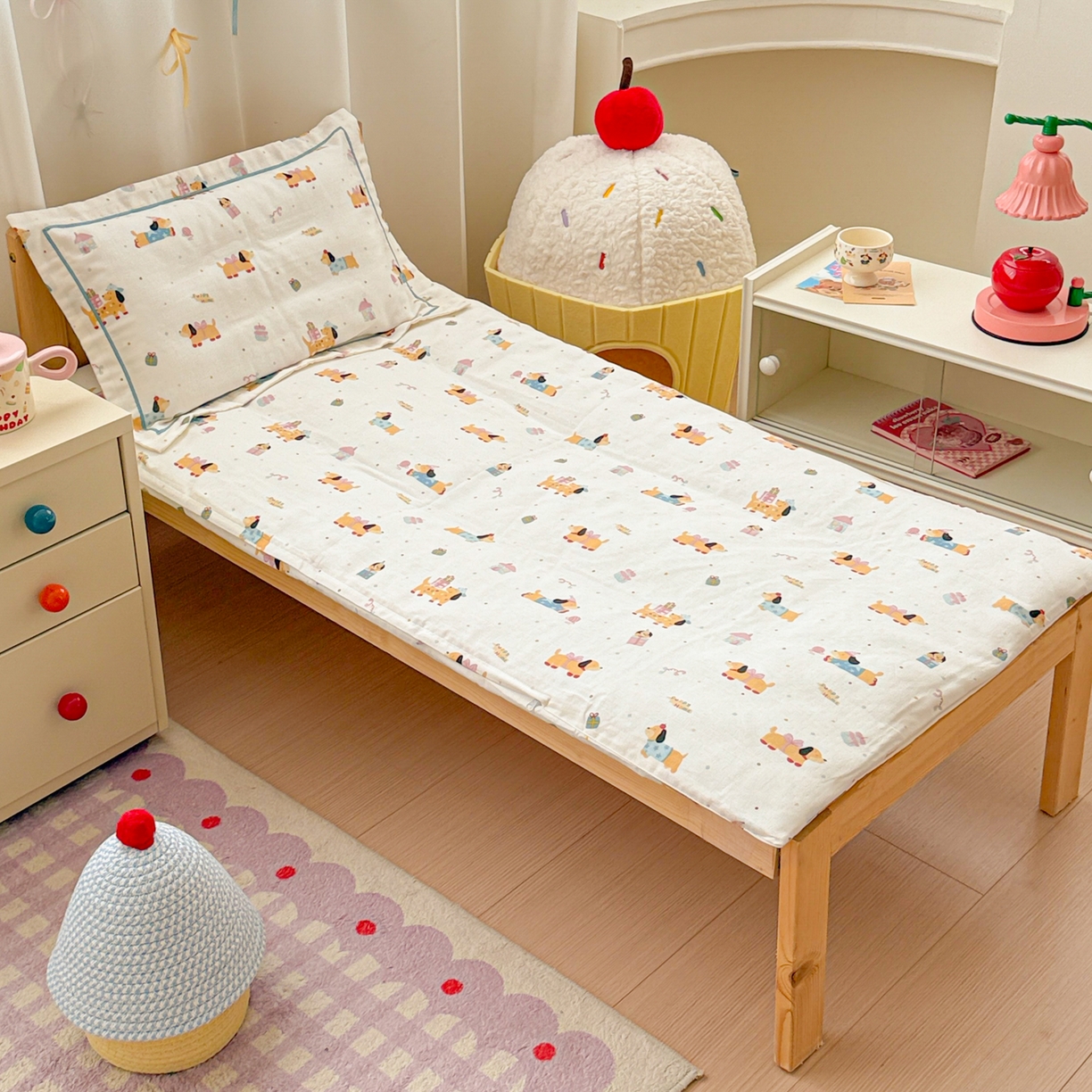 91家纺网 家纺一手货源 找家纺 简宜家居（朝初家纺） 2025新款幼儿园双层纱套件 奶黄腊肠狗