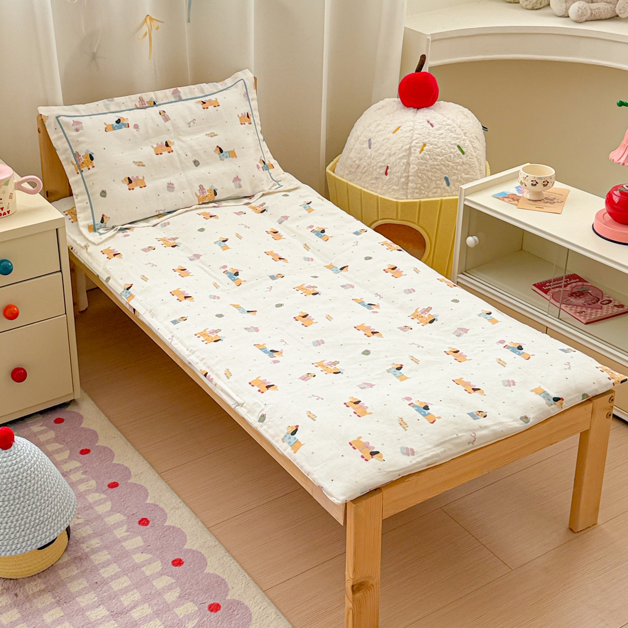 91家纺网 家纺一手货源 找家纺 简宜家居（朝初家纺） 2025新款幼儿园双层纱套件 奶黄腊肠狗