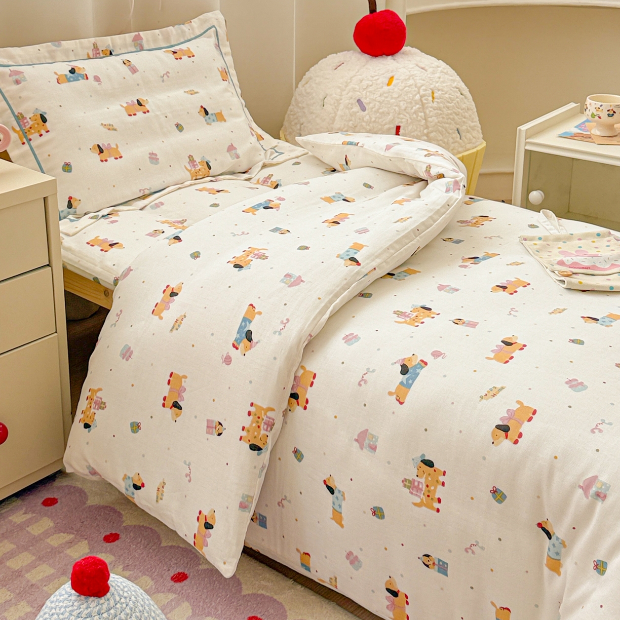 91家纺网 家纺一手货源 找家纺 简宜家居（朝初家纺） 2025新款幼儿园双层纱套件 奶黄腊肠狗