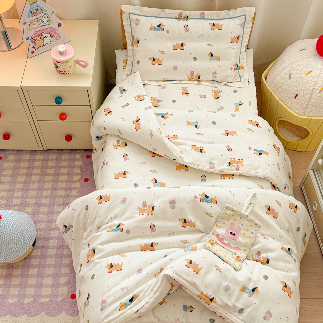 91家纺网 家纺一手货源 找家纺 简宜家居（朝初家纺） 2025新款幼儿园双层纱套件 奶黄腊肠狗