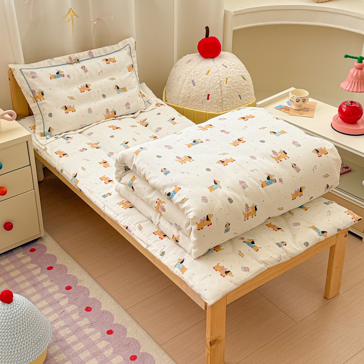 91家纺网 家纺一手货源 找家纺 简宜家居（朝初家纺） 2025新款幼儿园双层纱套件 奶黄腊肠狗