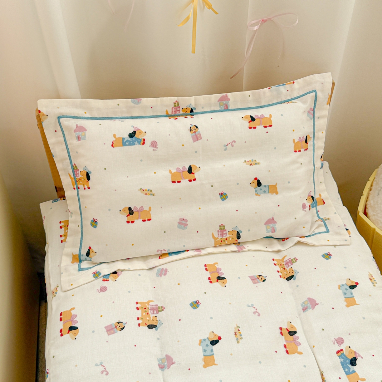 91家纺网 家纺一手货源 找家纺 简宜家居（朝初家纺） 2025新款幼儿园双层纱套件 奶黄腊肠狗