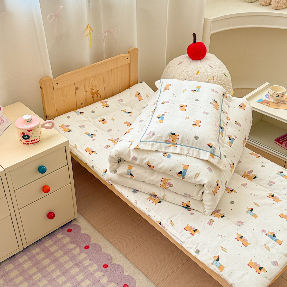 91家纺网 家纺一手货源 找家纺 简宜家居（朝初家纺） 2025新款幼儿园双层纱套件 奶黄腊肠狗