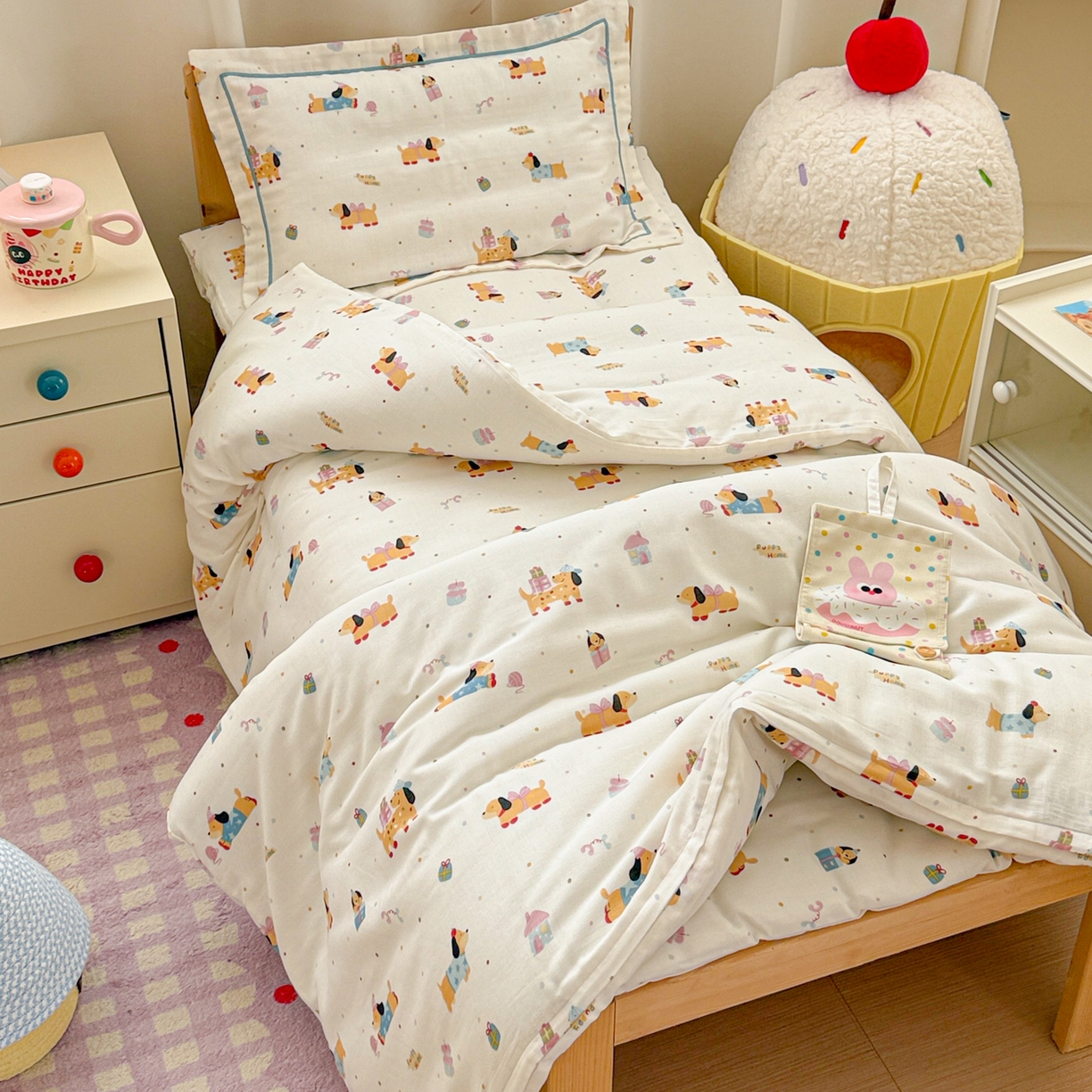 91家纺网 家纺一手货源 找家纺 简宜家居（朝初家纺） 2025新款幼儿园双层纱套件 奶黄腊肠狗