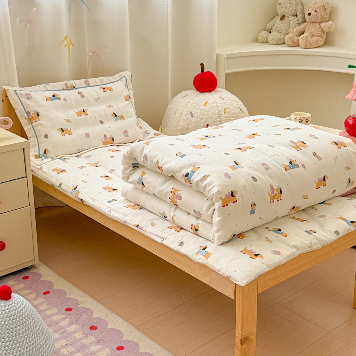 91家纺网 家纺一手货源 找家纺 简宜家居（朝初家纺） 2025新款幼儿园双层纱套件 奶黄腊肠狗