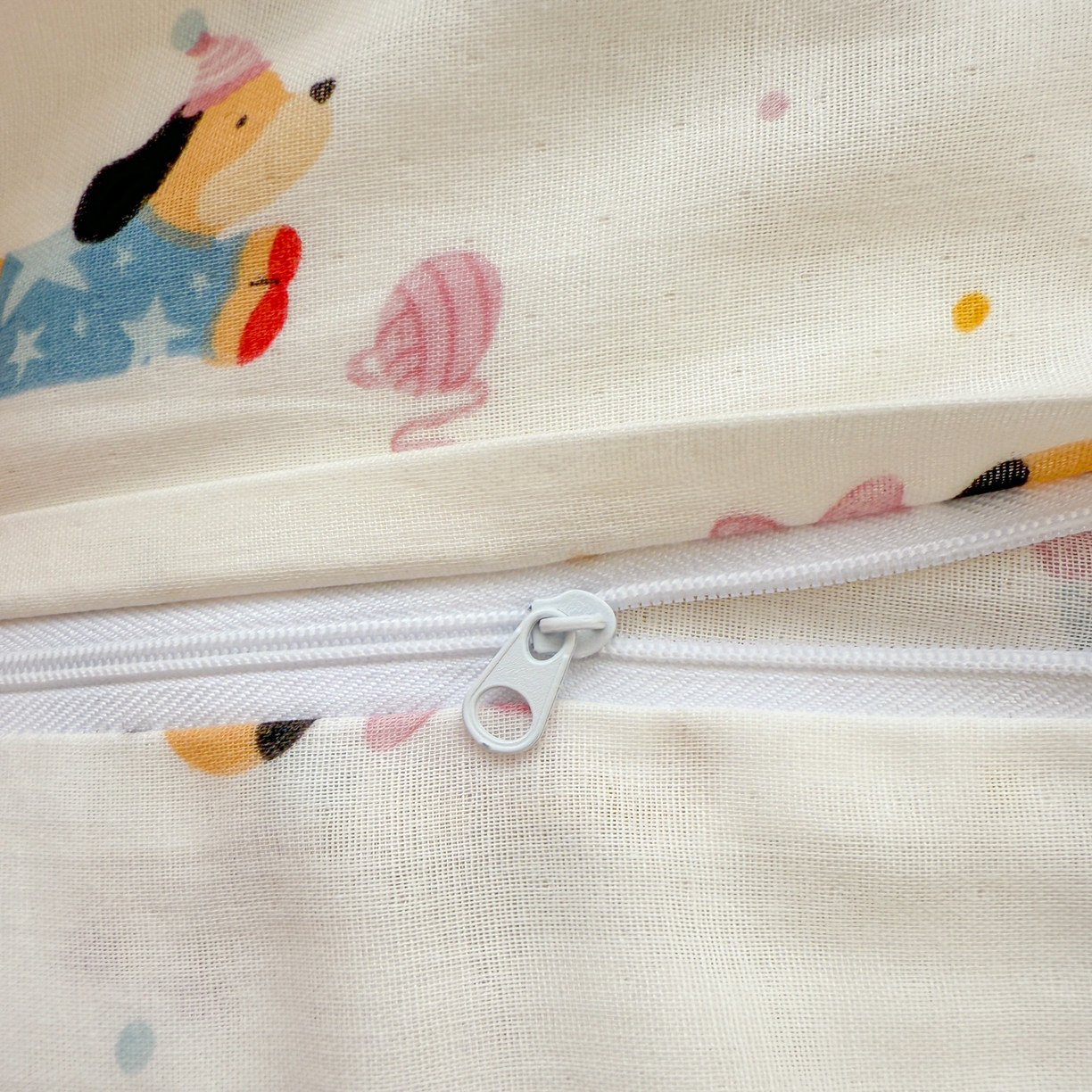 91家纺网 家纺一手货源 找家纺 简宜家居（朝初家纺） 2025新款幼儿园双层纱套件 奶黄腊肠狗