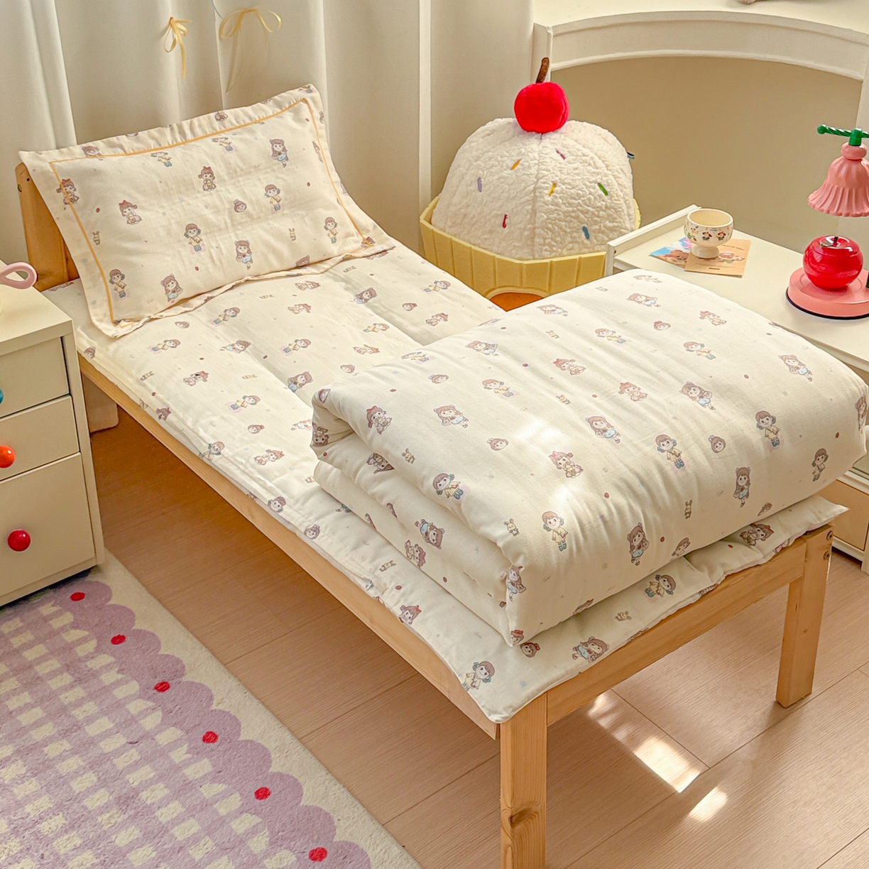 91家纺网 家纺一手货源 找家纺 简宜家居（朝初家纺） 2025新款幼儿园双层纱套件 稚趣女孩