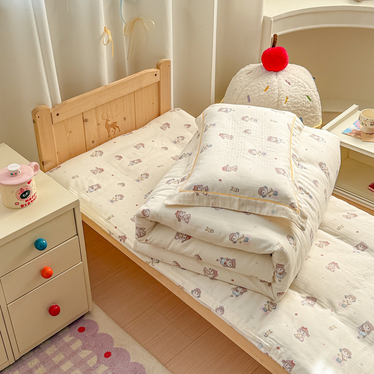 91家纺网 家纺一手货源 找家纺 简宜家居（朝初家纺） 2025新款幼儿园双层纱套件 稚趣女孩