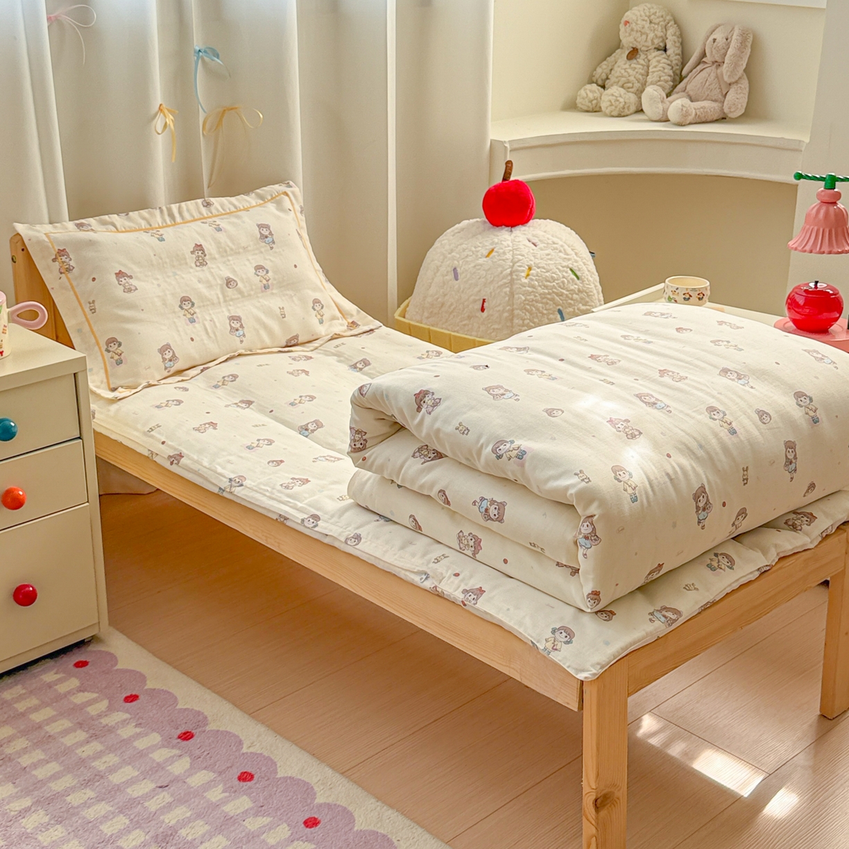 91家纺网 家纺一手货源 找家纺 简宜家居（朝初家纺） 2025新款幼儿园双层纱套件 稚趣女孩