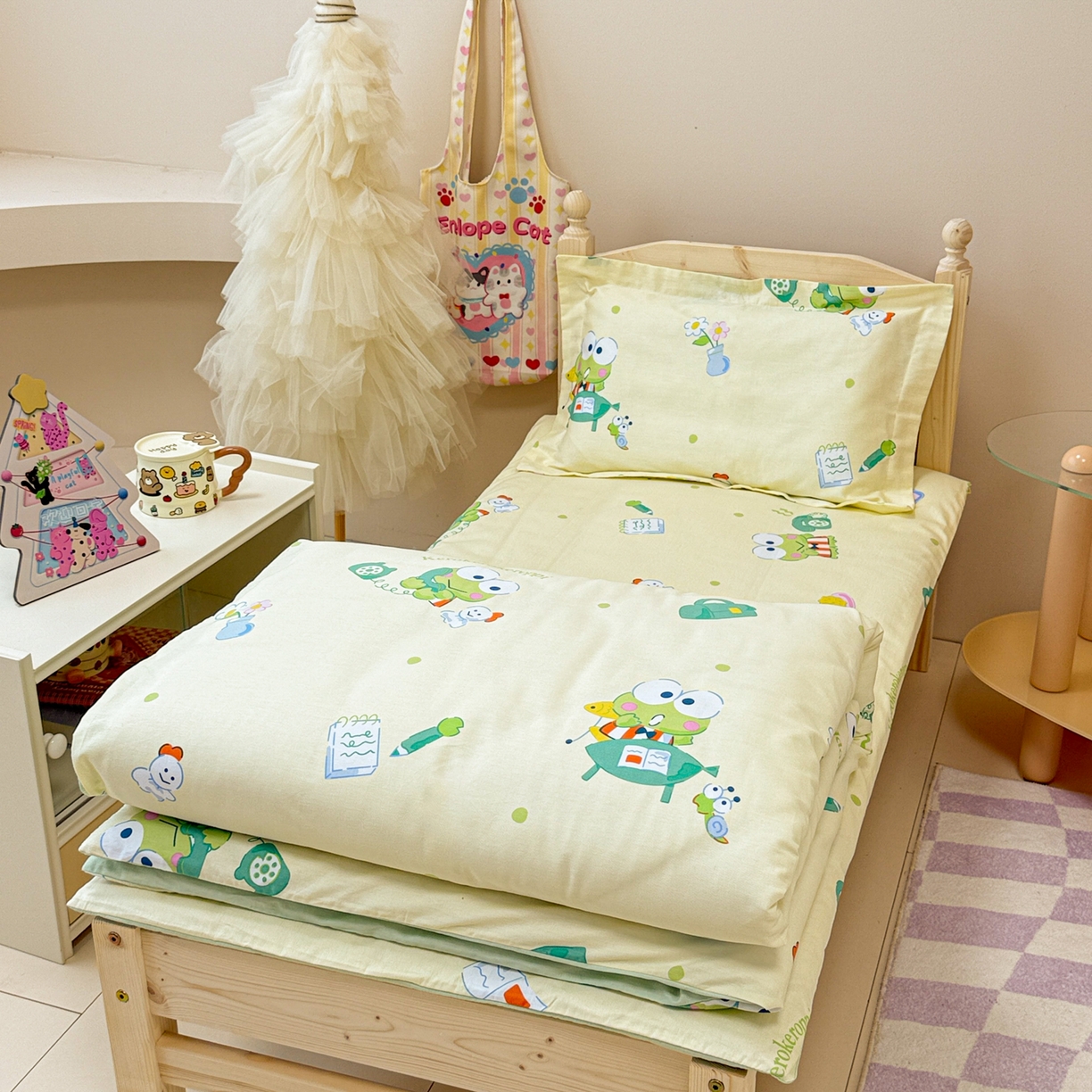 91家纺网 家纺一手货源 找家纺 简宜家居（朝初家纺） 2025新款三丽鸥花型幼儿园套件 可洛比