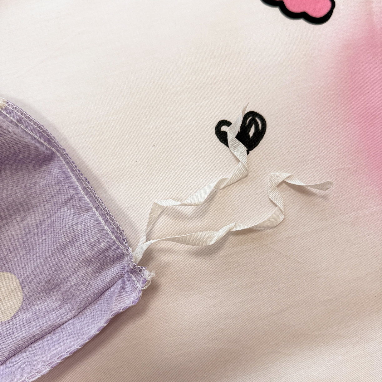 91家纺网 家纺一手货源 找家纺 简宜家居（朝初家纺） 2025新款三丽鸥花型幼儿园套件 库洛米紫