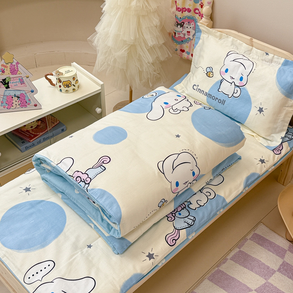 91家纺网 家纺一手货源 找家纺 简宜家居（朝初家纺） 2025新款三丽鸥花型幼儿园套件 玉桂狗