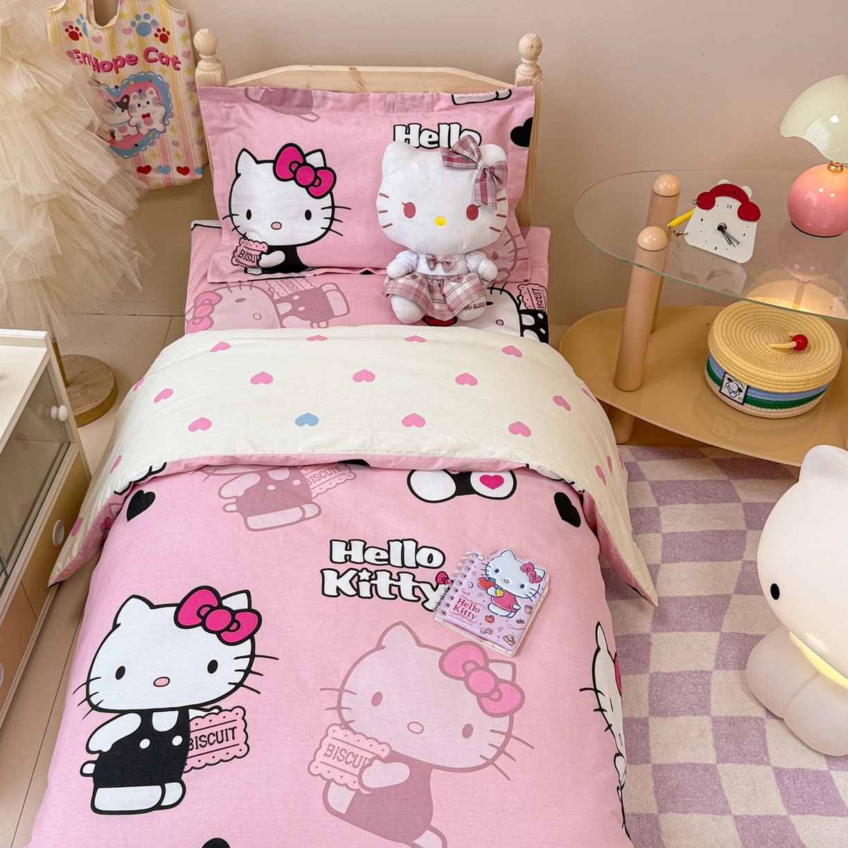 91家纺网 家纺一手货源 找家纺 简宜家居（朝初家纺） 2025新款三丽鸥花型幼儿园套件 kitty粉