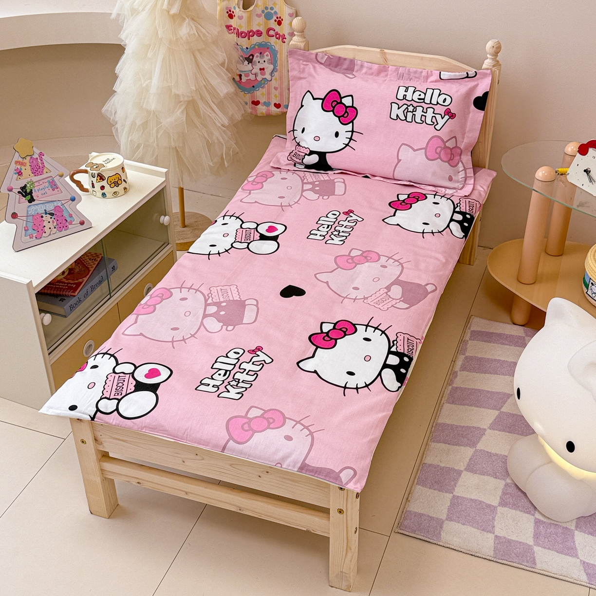 91家纺网 家纺一手货源 找家纺 简宜家居（朝初家纺） 2025新款三丽鸥花型幼儿园套件 kitty粉