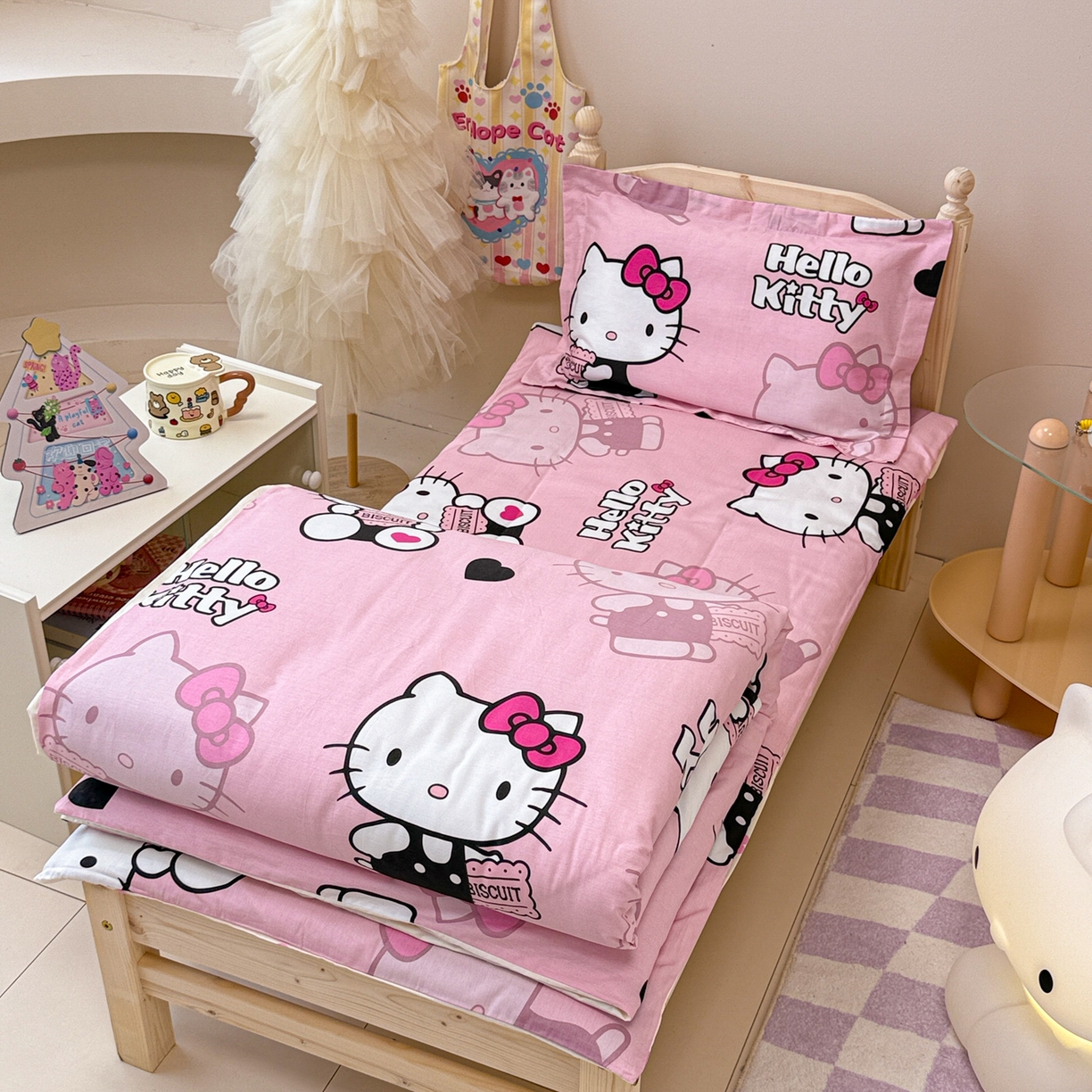 91家纺网 家纺一手货源 找家纺 简宜家居（朝初家纺） 2025新款三丽鸥花型幼儿园套件 kitty粉