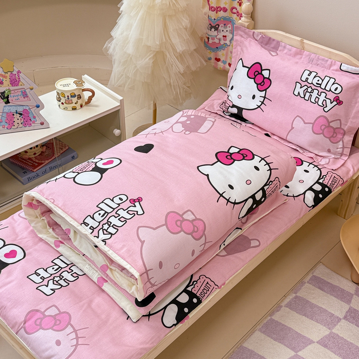 91家纺网 家纺一手货源 找家纺 简宜家居（朝初家纺） 2025新款三丽鸥花型幼儿园套件 kitty粉