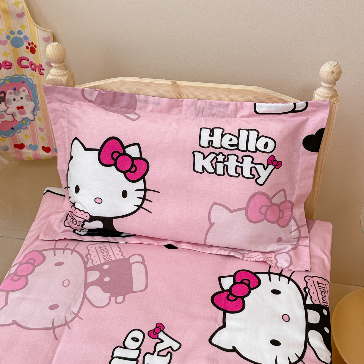 91家纺网 家纺一手货源 找家纺 简宜家居（朝初家纺） 2025新款三丽鸥花型幼儿园套件 kitty粉