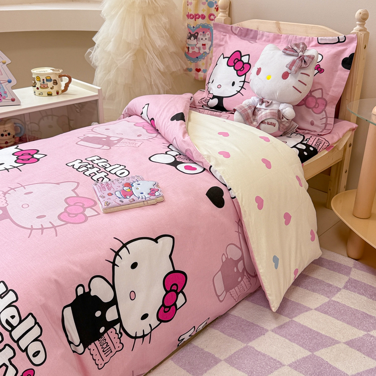 91家纺网 家纺一手货源 找家纺 简宜家居（朝初家纺） 2025新款三丽鸥花型幼儿园套件 kitty粉