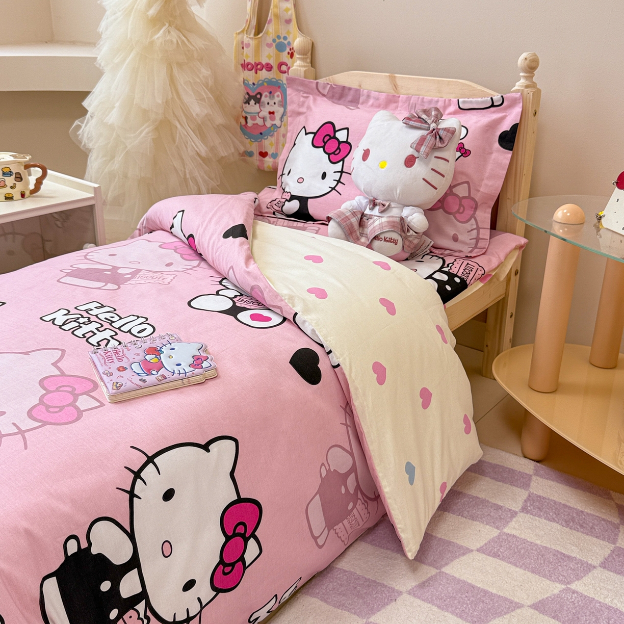 91家纺网 家纺一手货源 找家纺 简宜家居（朝初家纺） 2025新款三丽鸥花型幼儿园套件 kitty粉