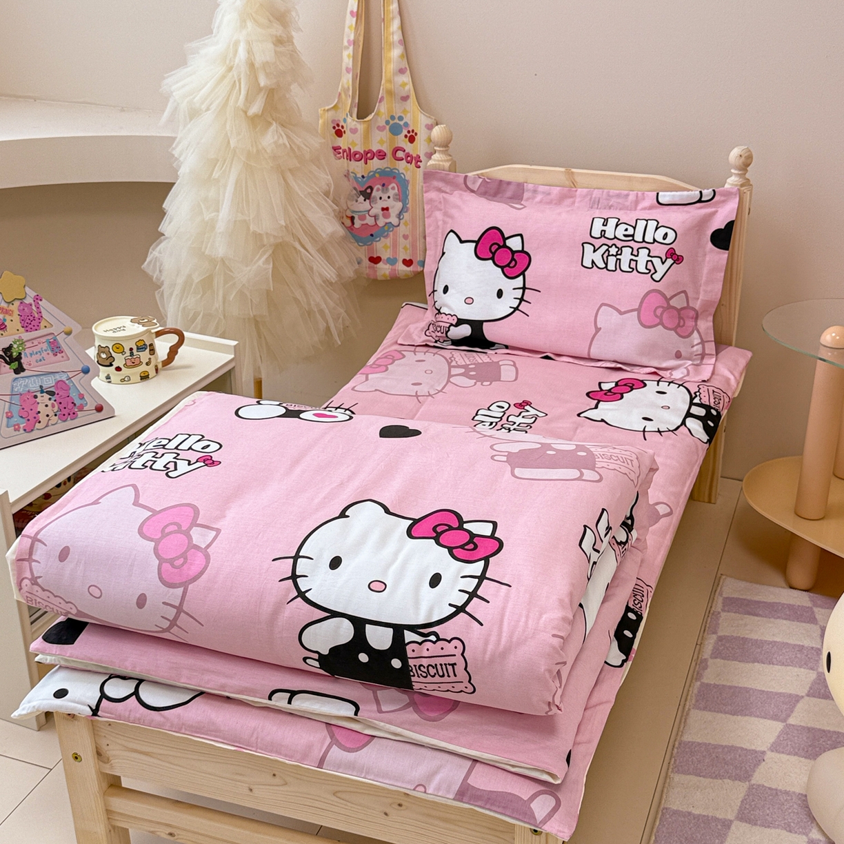 91家纺网 家纺一手货源 找家纺 简宜家居（朝初家纺） 2025新款三丽鸥花型幼儿园套件 kitty粉