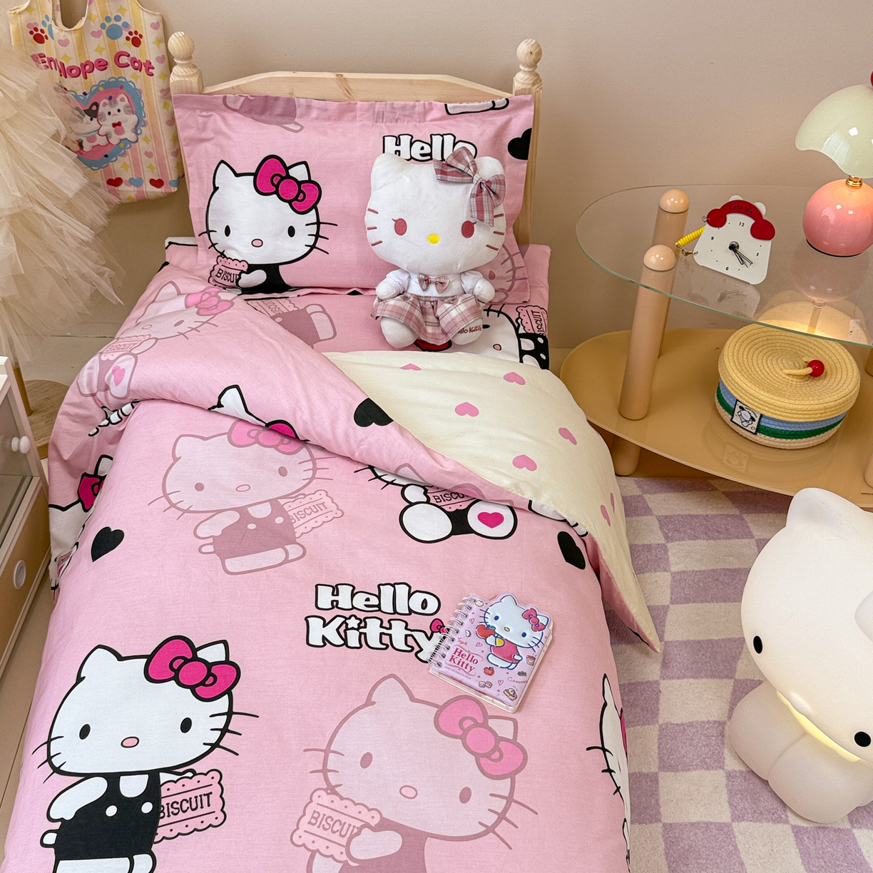 91家纺网 家纺一手货源 找家纺 简宜家居（朝初家纺） 2025新款三丽鸥花型幼儿园套件 kitty粉