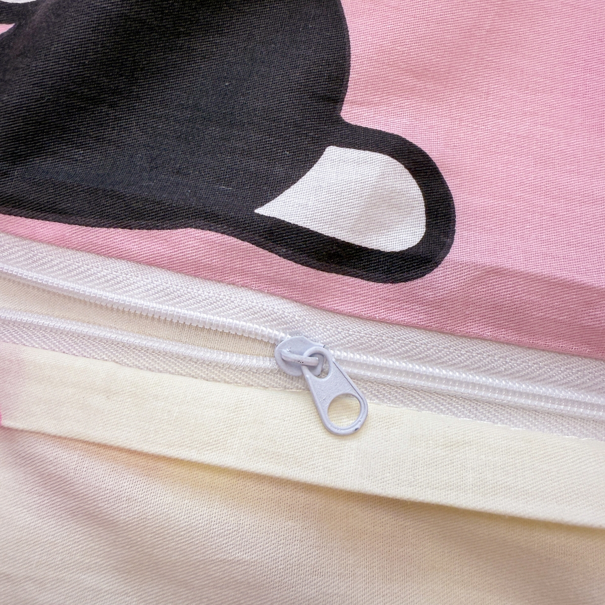 91家纺网 家纺一手货源 找家纺 简宜家居（朝初家纺） 2025新款三丽鸥花型幼儿园套件 kitty粉