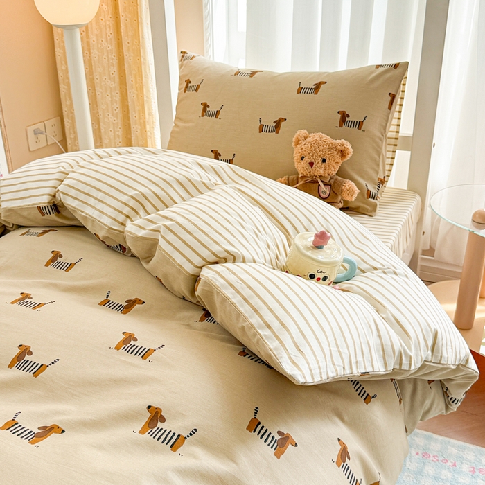 91家纺网 家纺一手货源 找家纺 呗旺鹿  2025新款学生床全棉纯棉卡通小清新三件套四件套 腊肠狗