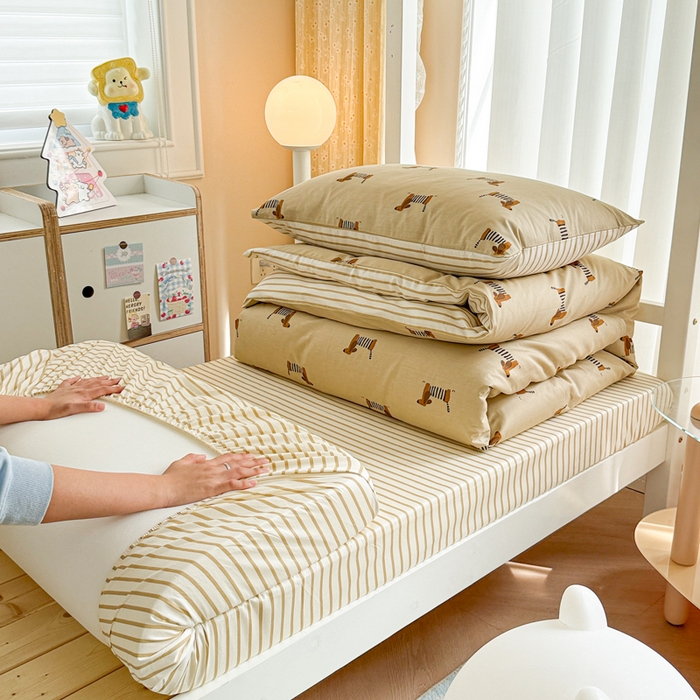 91家纺网 家纺一手货源 找家纺 呗旺鹿  2025新款学生床全棉纯棉卡通小清新三件套四件套 腊肠狗