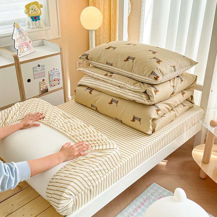 91家纺网 家纺一手货源 找家纺 呗旺鹿  2025新款学生床全棉纯棉卡通小清新三件套四件套 腊肠狗