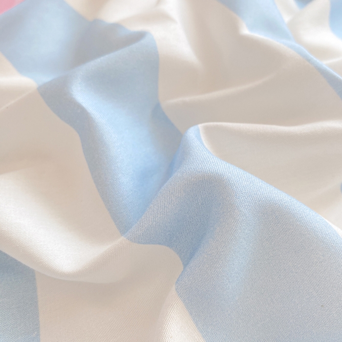 91家纺网 家纺一手货源 找家纺 博雅 2025春夏新款全棉纯棉三丽欧新款大板四件套 全棉大版（口袋枕）蝴蝶结条纹玉桂狗