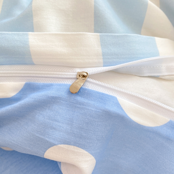 91家纺网 家纺一手货源 找家纺 博雅 2025春夏新款全棉纯棉三丽欧新款大板四件套 全棉大版（口袋枕）蝴蝶结条纹玉桂狗