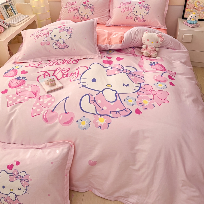 91家纺网 家纺一手货源 找家纺 博雅 2025春夏新款全棉纯棉三丽欧新款大板四件套 全棉大版（信封枕）草莓KT猫