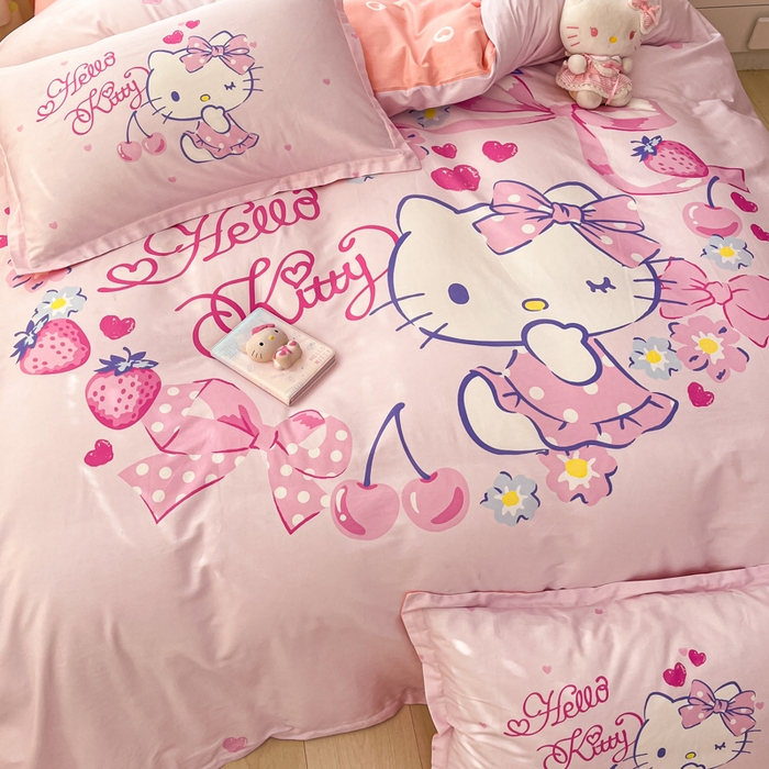 91家纺网 家纺一手货源 找家纺 博雅 2025春夏新款全棉纯棉三丽欧新款大板四件套 全棉大版（信封枕）草莓KT猫