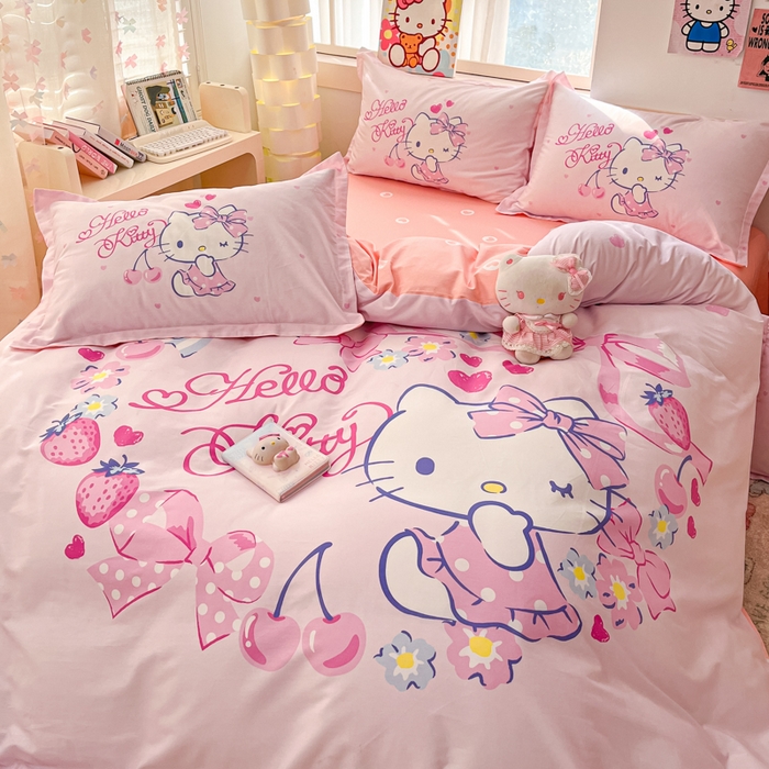 91家纺网 家纺一手货源 找家纺 博雅 2025春夏新款全棉纯棉三丽欧新款大板四件套 全棉大版（信封枕）草莓KT猫