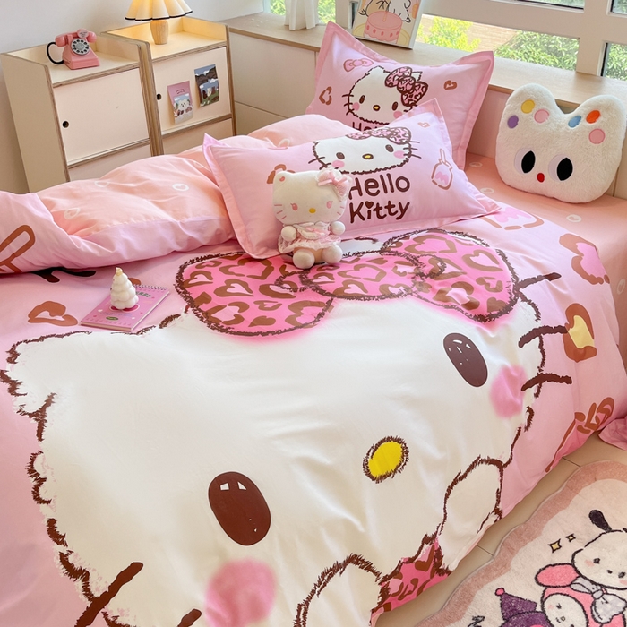 91家纺网 家纺一手货源 找家纺 博雅 2025春夏新款全棉纯棉三丽欧新款大板四件套 全棉大版（信封枕）甜酷KT