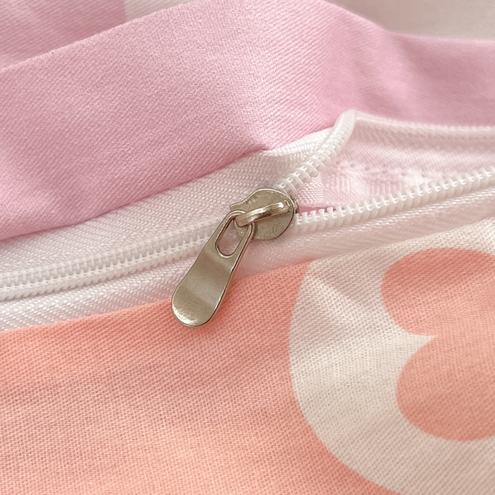 91家纺网 家纺一手货源 找家纺 博雅 2025春夏新款全棉纯棉三丽欧新款大板四件套 全棉大版（信封枕）小熊KT猫