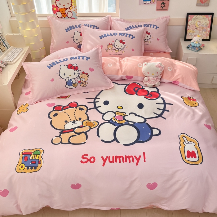 91家纺网 家纺一手货源 找家纺 博雅 2025春夏新款全棉纯棉三丽欧新款大板四件套 全棉大版（信封枕）小熊KT猫