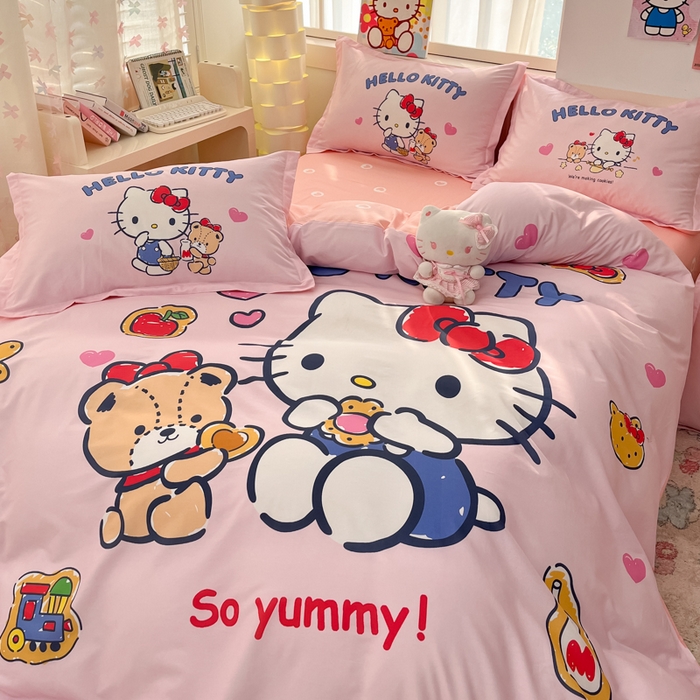 91家纺网 家纺一手货源 找家纺 博雅 2025春夏新款全棉纯棉三丽欧新款大板四件套 全棉大版（信封枕）小熊KT猫