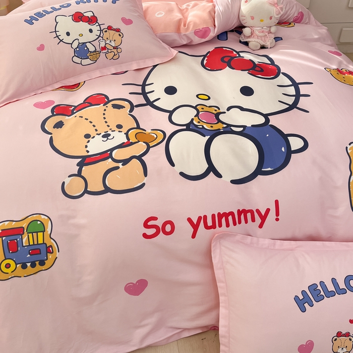 91家纺网 家纺一手货源 找家纺 博雅 2025春夏新款全棉纯棉三丽欧新款大板四件套 全棉大版（信封枕）小熊KT猫