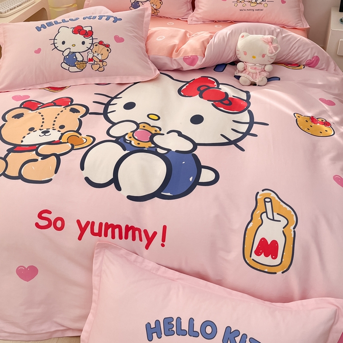 91家纺网 家纺一手货源 找家纺 博雅 2025春夏新款全棉纯棉三丽欧新款大板四件套 全棉大版（信封枕）小熊KT猫