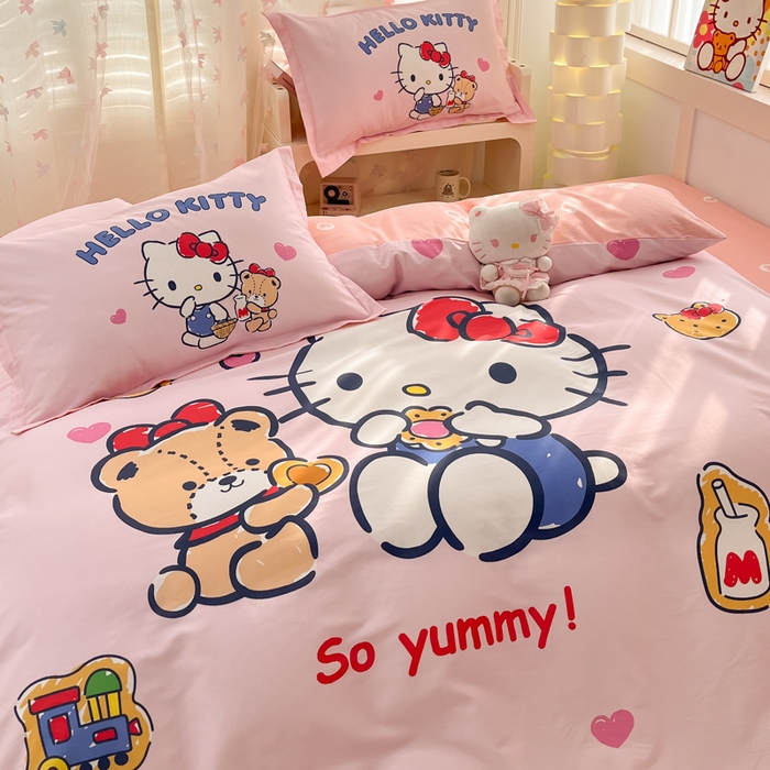 91家纺网 家纺一手货源 找家纺 博雅 2025春夏新款全棉纯棉三丽欧新款大板四件套 全棉大版（信封枕）小熊KT猫