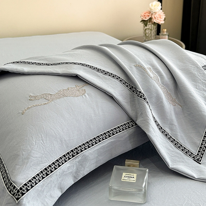 91家纺网 家纺一手货源 找家纺 库里梦家纺 2025新款高精密斜纹棉刺绣四件套-欧利系列 欧利-雅灰