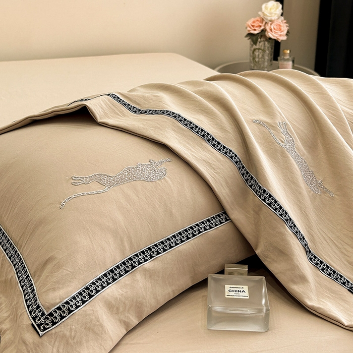 91家纺网 家纺一手货源 找家纺 库里梦家纺 2025新款高精密斜纹棉刺绣四件套-欧利系列 欧利-摩卡