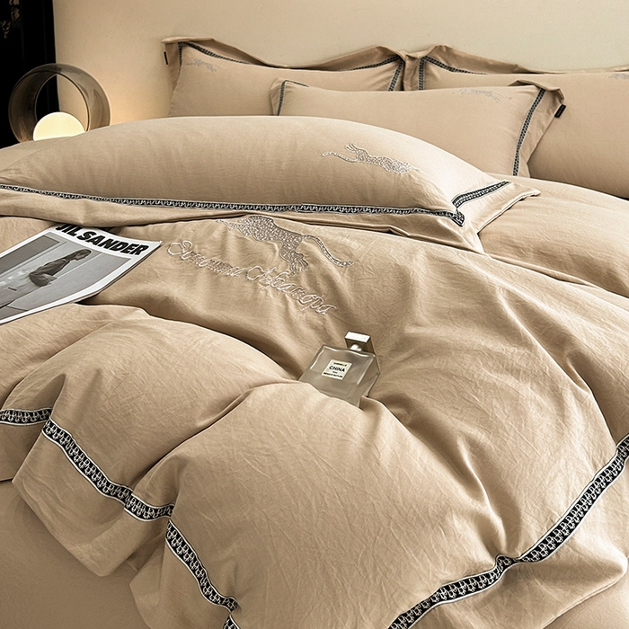 91家纺网 家纺一手货源 找家纺 库里梦家纺 2025新款高精密斜纹棉刺绣四件套-欧利系列 欧利-摩卡