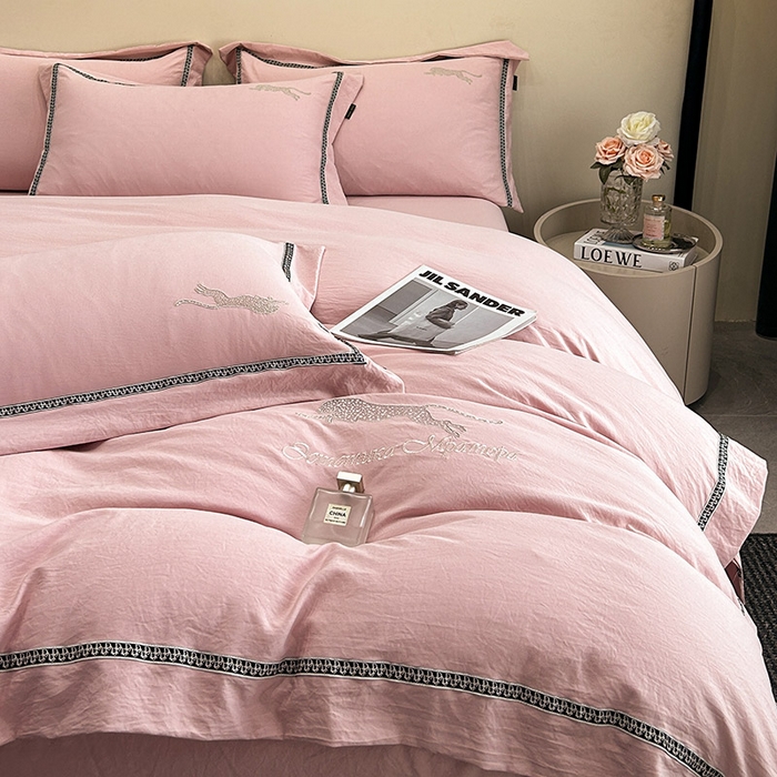 91家纺网 家纺一手货源 找家纺 库里梦家纺 2025新款高精密斜纹棉刺绣四件套-欧利系列 欧利-桃粉