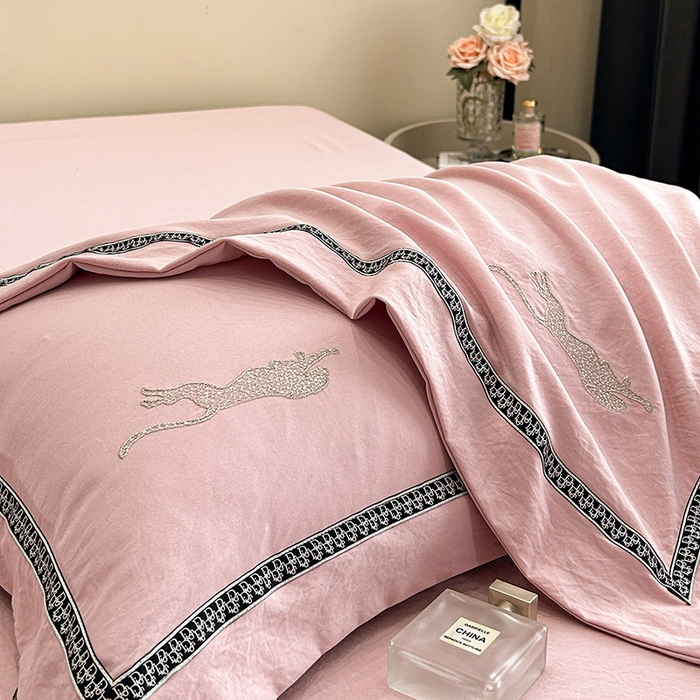 91家纺网 家纺一手货源 找家纺 库里梦家纺 2025新款高精密斜纹棉刺绣四件套-欧利系列 欧利-桃粉