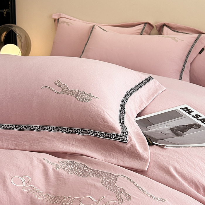 91家纺网 家纺一手货源 找家纺 库里梦家纺 2025新款高精密斜纹棉刺绣四件套-欧利系列 欧利-桃粉