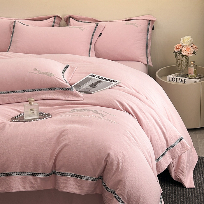 91家纺网 家纺一手货源 找家纺 库里梦家纺 2025新款高精密斜纹棉刺绣四件套-欧利系列 欧利-桃粉